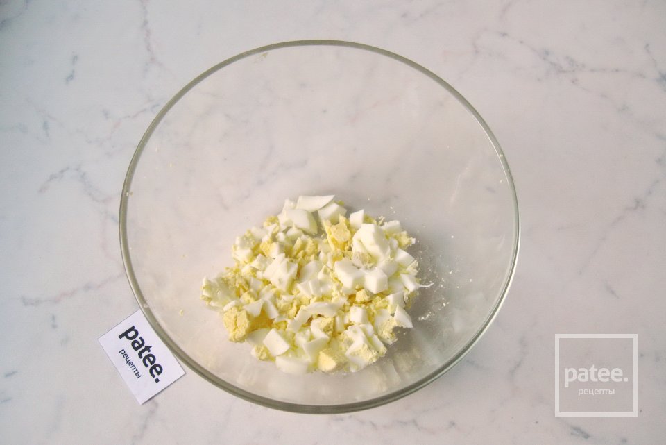 Салат из куриной печени с грибами и маринованным луком - Шаг 6