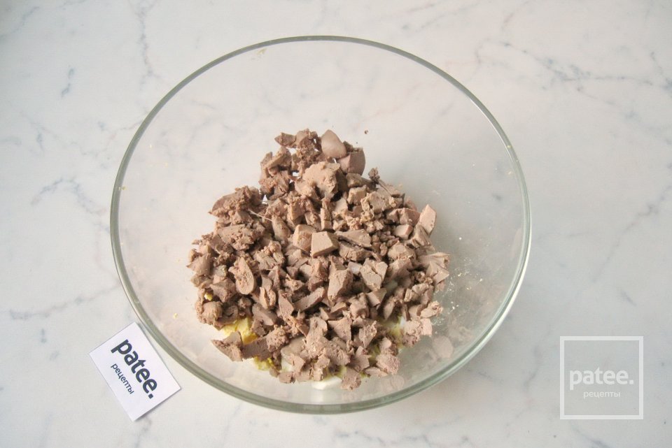 Салат из куриной печени с грибами и маринованным луком - Шаг 7