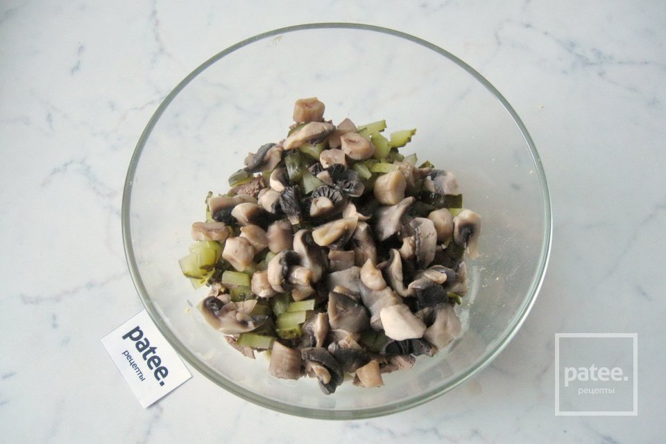 Салат из куриной печени с грибами и маринованным луком - Шаг 9
