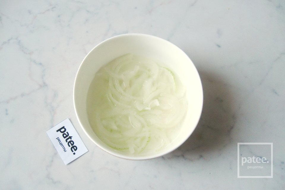 Салат из куриной печени с грибами и маринованным луком - Шаг 10