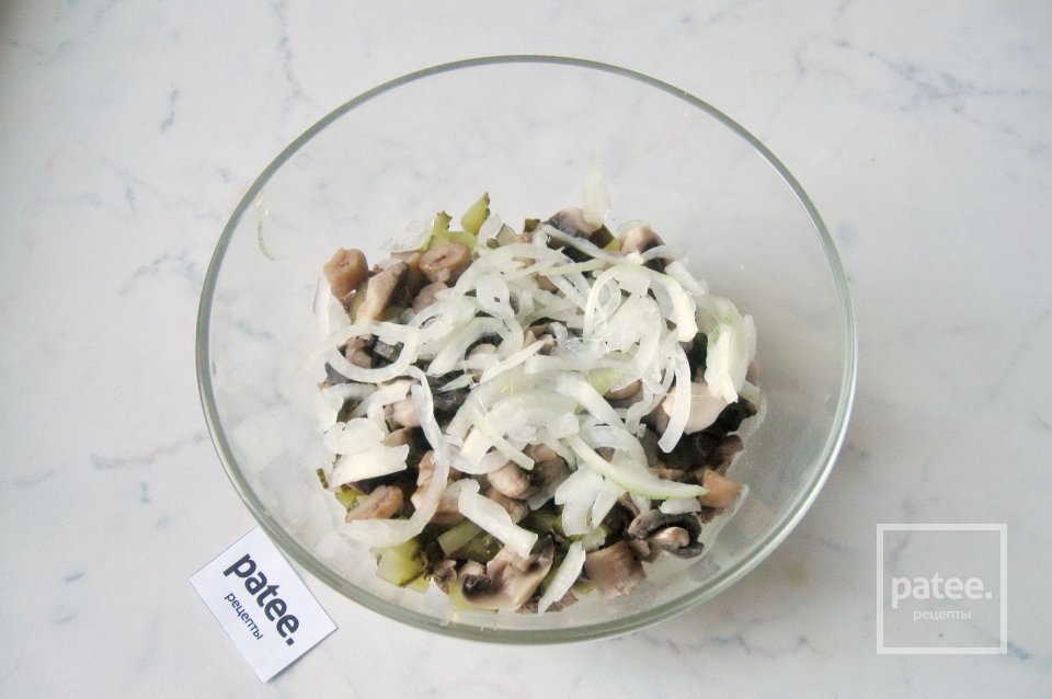 Салат из куриной печени с грибами и маринованным луком - Шаг 11