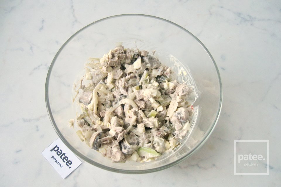 Салат из куриной печени с грибами и маринованным луком - Шаг 13