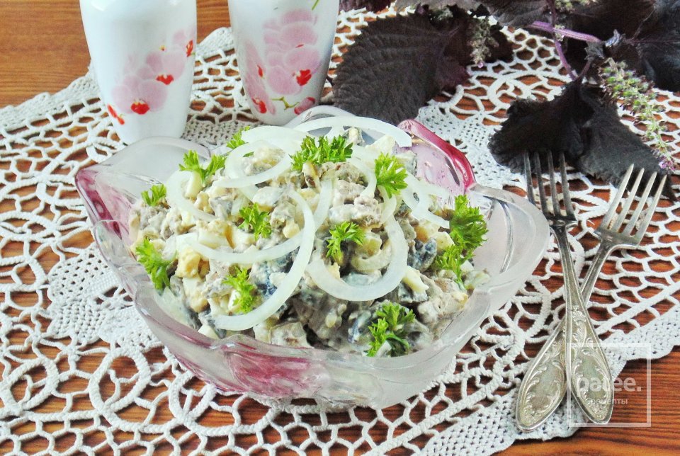 Салат из куриной печени с грибами и маринованным луком - Шаг 14