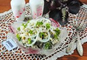 Салат из куриной печени с грибами и маринованным луком