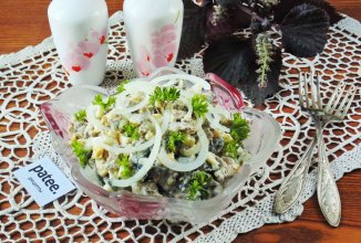 Салат из куриной печени с грибами и маринованным луком