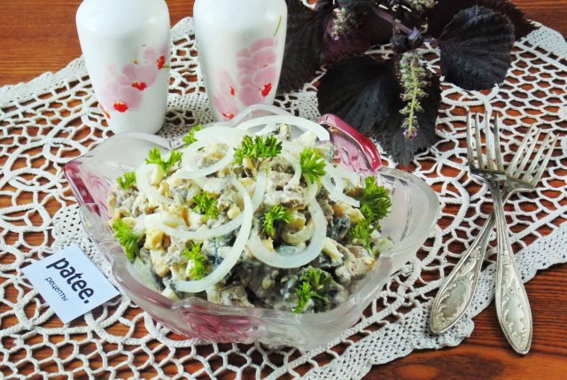 Салат из куриной печени с грибами и маринованным луком