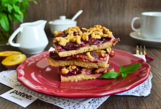 Тертый пирог со сливами