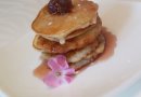 Банановые панкейки с клубничным джемом