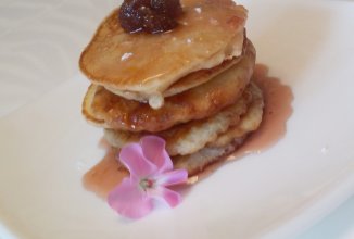 Банановые панкейки с клубничным джемом