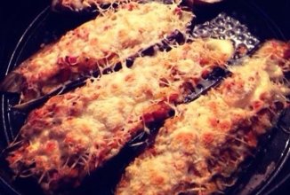 Лодочки из баклажана фаршированные .