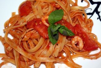 Паста с креветками под томатно-чесночным соусом