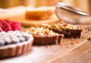 Шоколадный тарт с малиной, голубикой и орехами