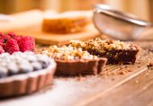 Шоколадный тарт с малиной, голубикой и орехами