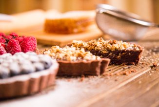 Шоколадный тарт с малиной, голубикой и орехами