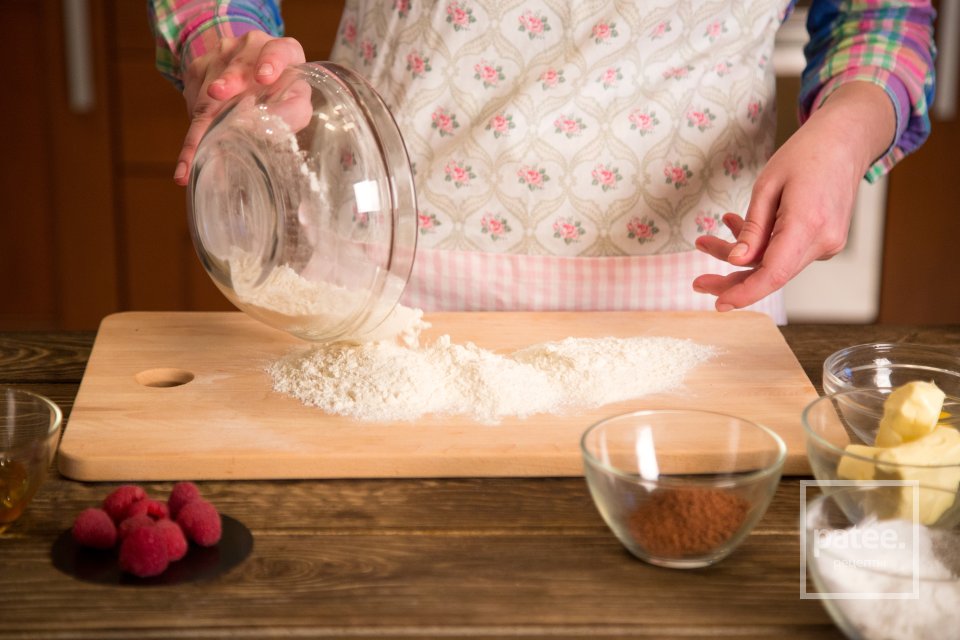 Шоколадный тарт с малиной, голубикой и орехами - Шаг 3