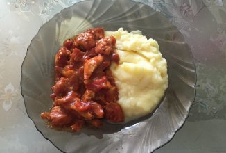 Куриное филе в кисло - сладком соусе .