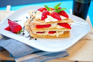 Пирожное Мильфей с клубникой