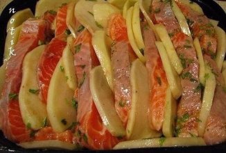 Лосось, запеченный с картофелем