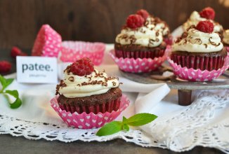 Капкейки с шоколадом и малиной