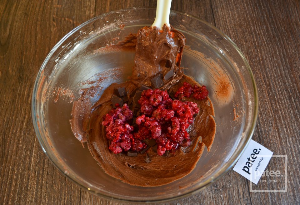Капкейки с шоколадом и малиной - Шаг 10