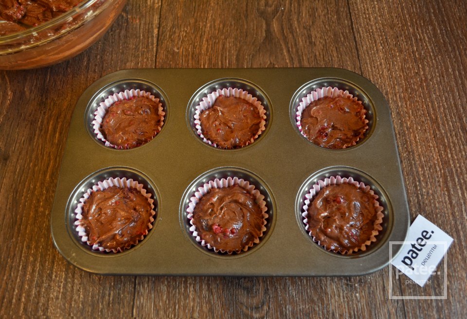 Капкейки с шоколадом и малиной - Шаг 11