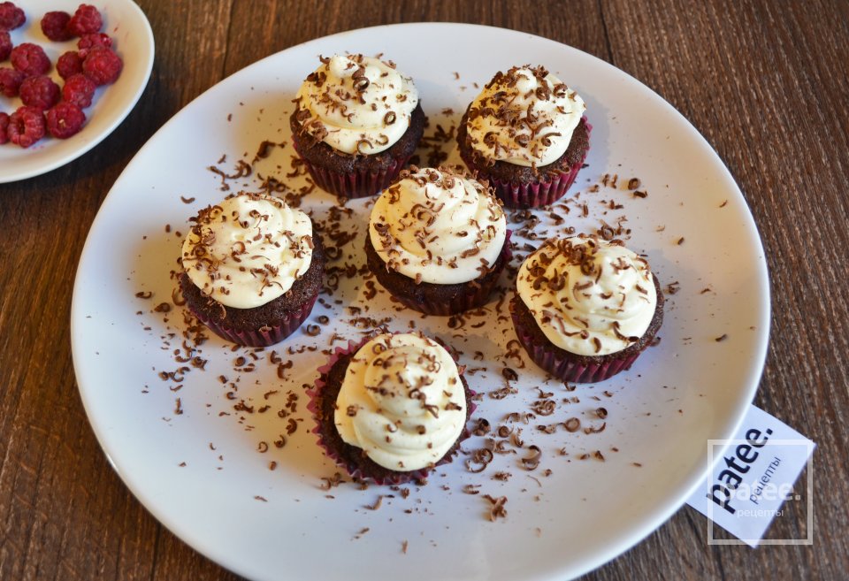 Капкейки с шоколадом и малиной - Шаг 15