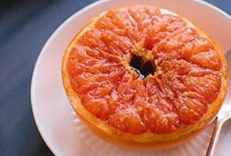 Запеченный грейпфрут с корицей и коричневым сахаром.