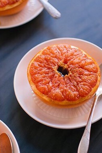 Запеченный грейпфрут с корицей и коричневым сахаром.