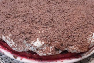 Торт с вишней и кремом маскарпоне.