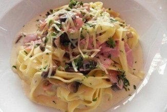 Феттучини с ветчиной и грибами в сливочном соусе