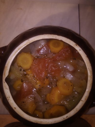 свинина с овощами в горшочке