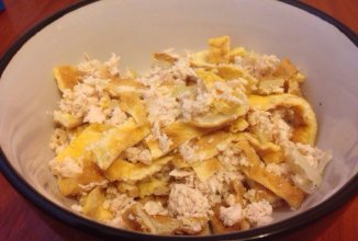 САЛАТ С ГРИБАМИ,БЛИНЧИКАМИ И ЛУКОМ