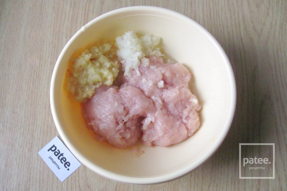 Куриный рулет с морковью и сыром на пару - Шаг 2