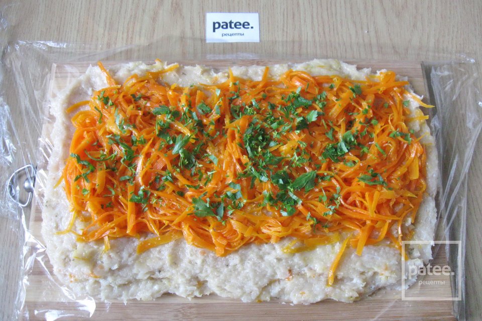 Куриный рулет с морковью и сыром на пару - Шаг 9