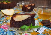 Шоколадный пирог с грушами