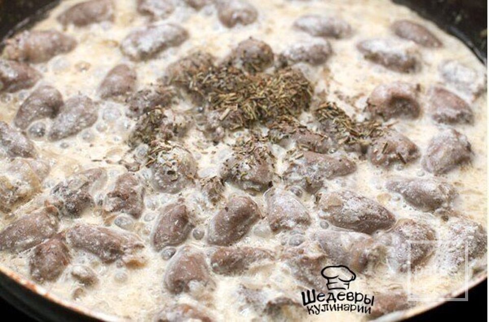 КУРИНЫЕ СЕРДЕЧКИ ТУШЕНЫЕ В СМЕТАНЕ 🍴 - Шаг 4