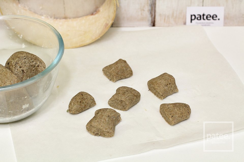 Пресное печенье "паучки" на Хэллоуин - Шаг 7