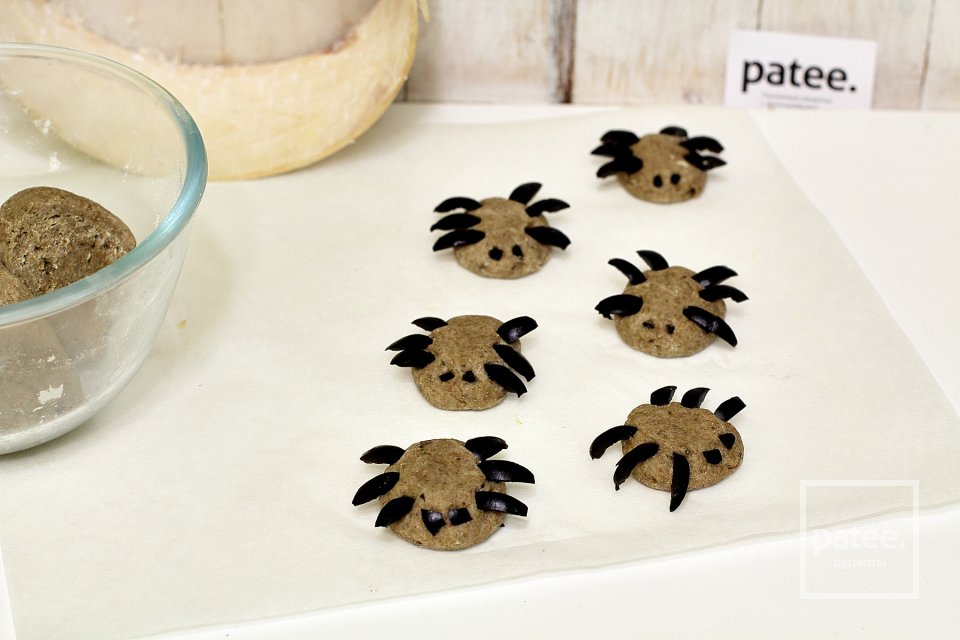 Пресное печенье "паучки" на Хэллоуин - Шаг 9