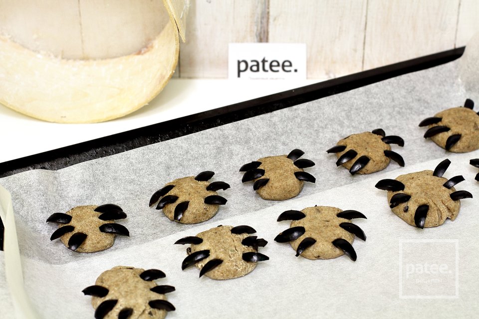 Пресное печенье "паучки" на Хэллоуин - Шаг 10