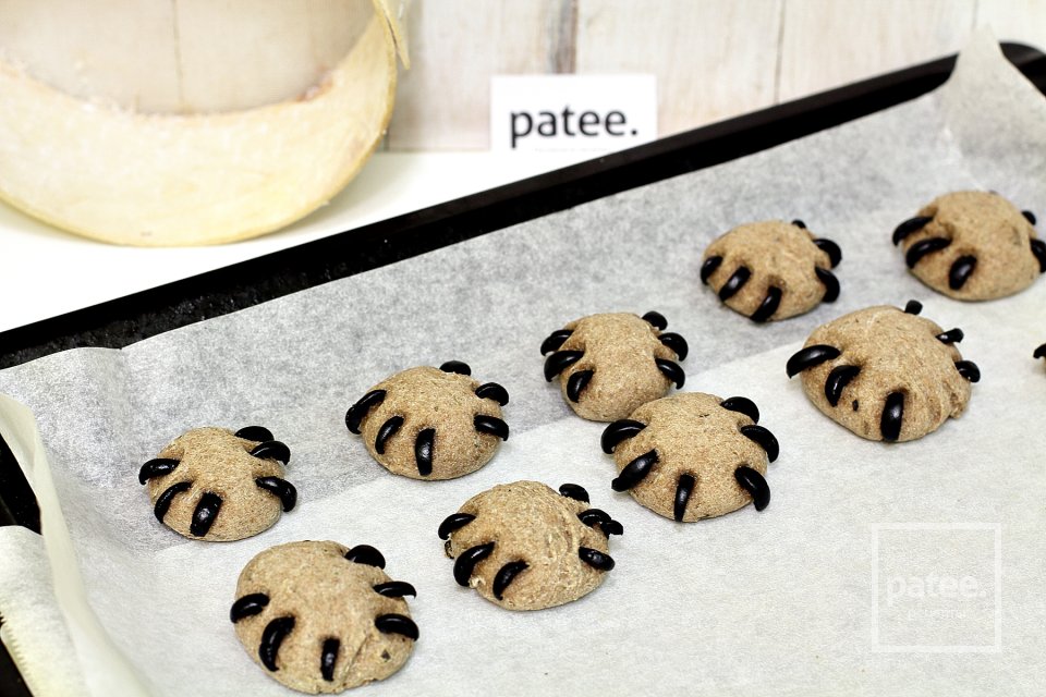 Пресное печенье "паучки" на Хэллоуин - Шаг 11