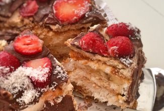 Банановый торт с клубникой