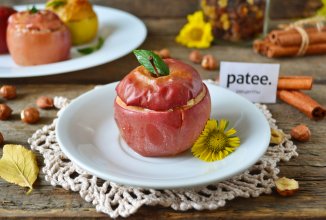 Запеченные яблоки с творогом, изюмом и лесными орехами