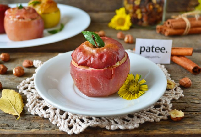 Запеченные яблоки с творогом, изюмом и лесными орехами