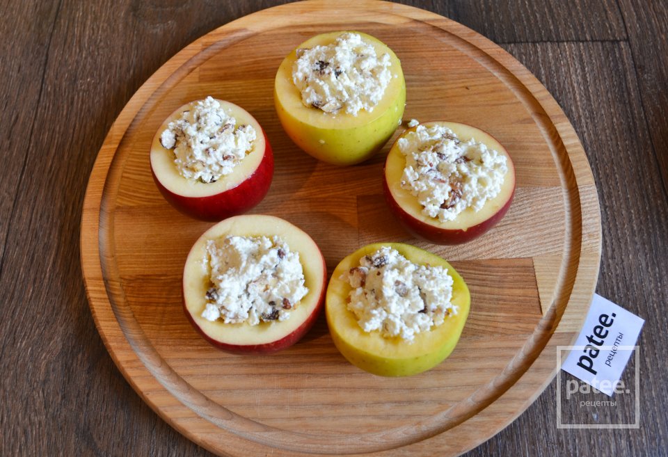 Запеченные яблоки с творогом, изюмом и лесными орехами - Шаг 8