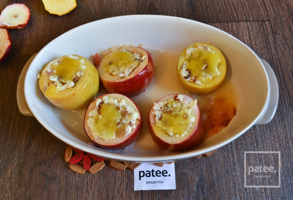Запеченные яблоки с творогом, изюмом и лесными орехами - Шаг 11
