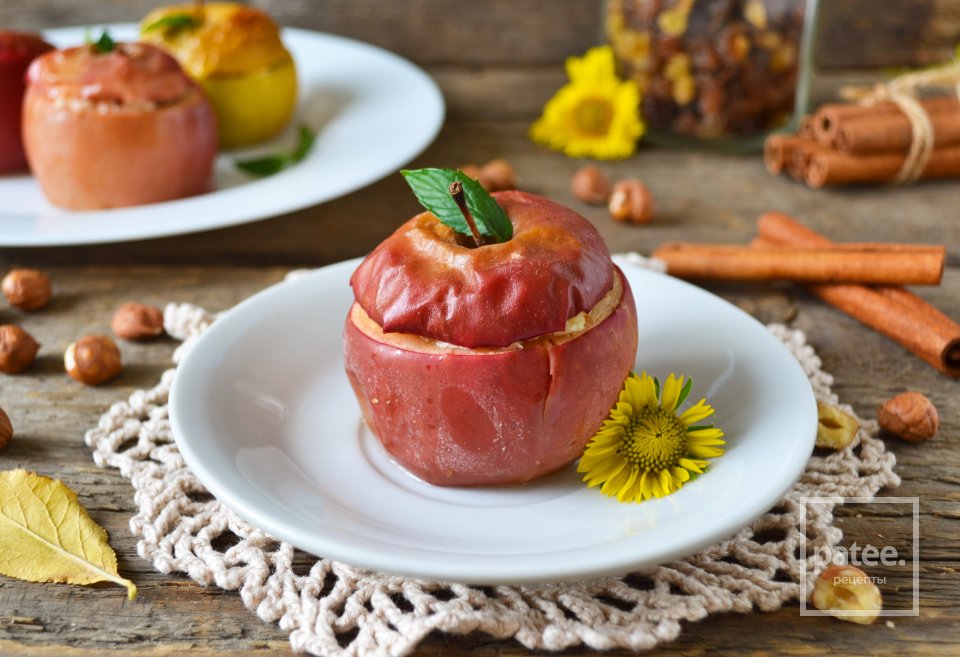 Запеченные яблоки с творогом, изюмом и лесными орехами - Шаг 12