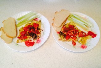 Яичница с сельдереем и помидорами