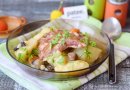 Тушеный картофель с копчеными ребрышками и грибами