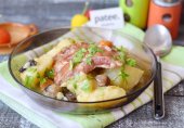 Тушеный картофель с копчеными ребрышками и грибами