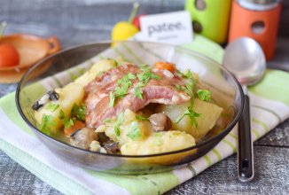 Тушеный картофель с копчеными ребрышками и грибами